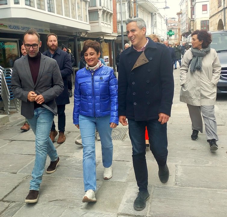 La ministra Isabel Rodríguez paseando por las calles de Reinosa