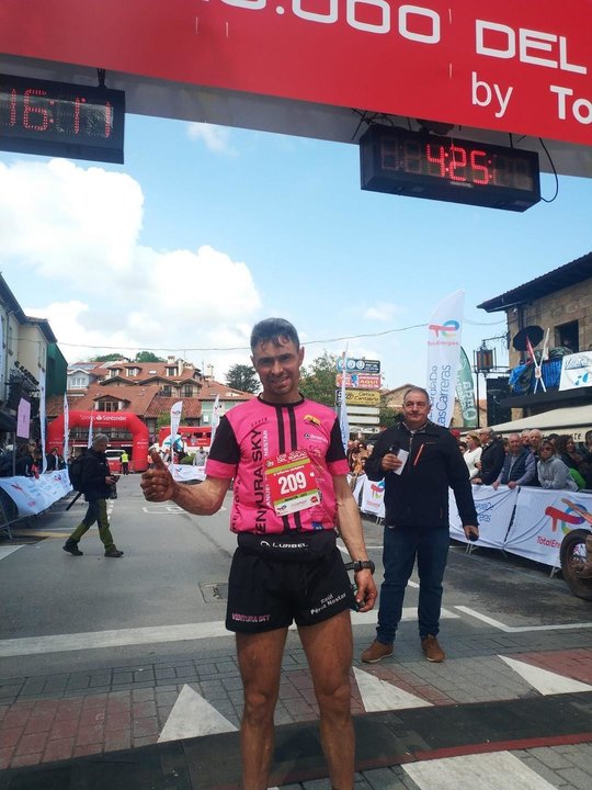 Raúl Pérez Nestar entrando en meta en el maratón de los 10.000 del Soplao los 