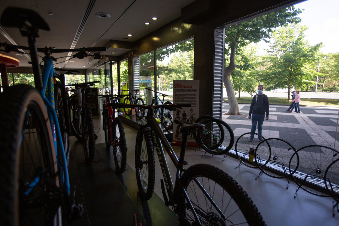 Venta y uso de bicicletas y patinetes eléctricos, auge transporte sostenible en las ciudades. Fotografías en Vitoria-Gasteiz