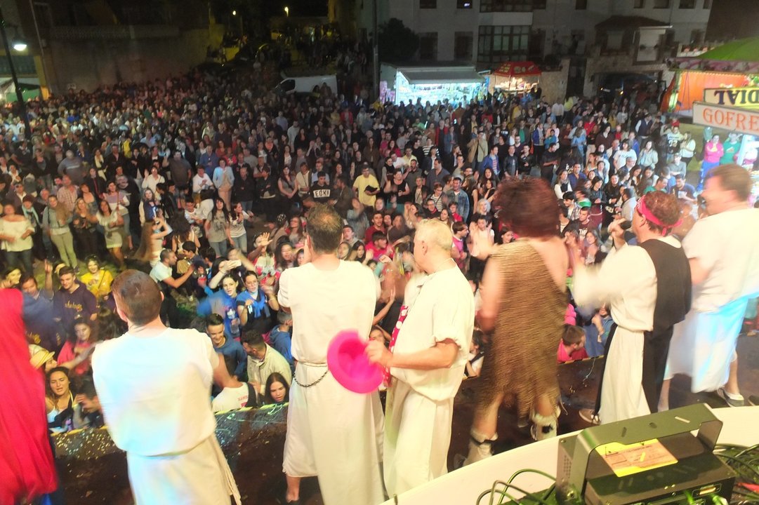 La actuación llenó la plaza de Requejo de un público entregado a los valencianos