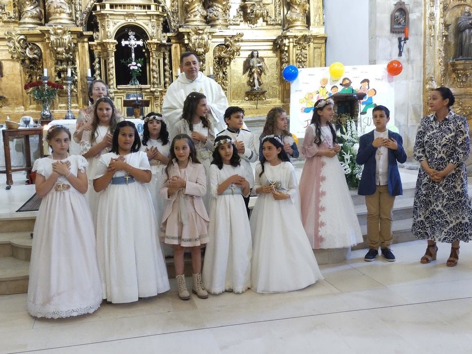 Doce niños reciben en Reinosa su primera comunión