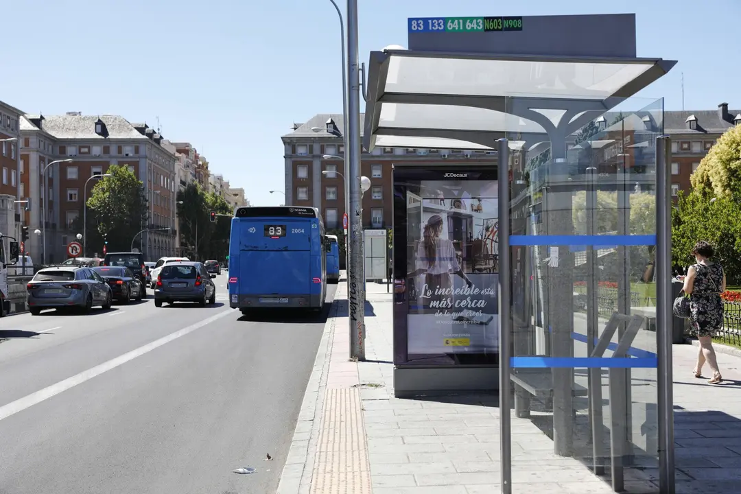 Un autob&uacute;s urbano de la EMT circula por las inmediaciones del intercambiador de Moncloa, en Madrid (Espa&ntilde;a), a 1 de julio de 2020. La Consejer&iacute;a de Transportes, Movilidad e Infraestructuras pone en servicio a partir de hoy, d&iacute;a 1 de julio, el cien por cien de la oferta en la red de transporte p&uacute;blico de la Comunidad de Madrid en todos los horarios de lunes a viernes y tambi&eacute;n en fin de semana.

01 JULIO 2020;MONCLOA;EMT;AUTOBUSES;TRANSPORTE;METRO

1/7/2020
