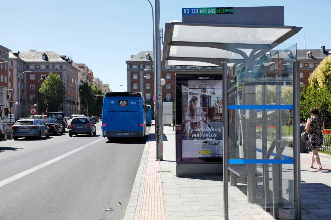 Un autobús urbano de la EMT circula por las inmediaciones del intercambiador de Moncloa, en Madrid (España), a 1 de julio de 2020. La Consejería de Transportes, Movilidad e Infraestructuras pone en servicio a partir de hoy, día 1 de julio, el cien por cien de la oferta en la red de transporte público de la Comunidad de Madrid en todos los horarios de lunes a viernes y también en fin de semana.

01 JULIO 2020;MONCLOA;EMT;AUTOBUSES;TRANSPORTE;METRO

1/7/2020