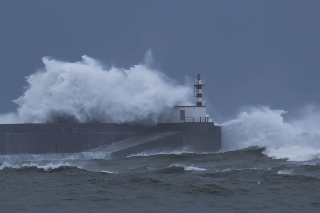 Olas rompen contra el faro de la localidad de San Esteban de Pravia (concejo de Muros de Nal&oacute;n, Asturias). La costa asturiana y cant&aacute;brica en general, en alerta roja por fen&oacute;menos costeros asociados a la Borrasca "Bella". 28/12/2020