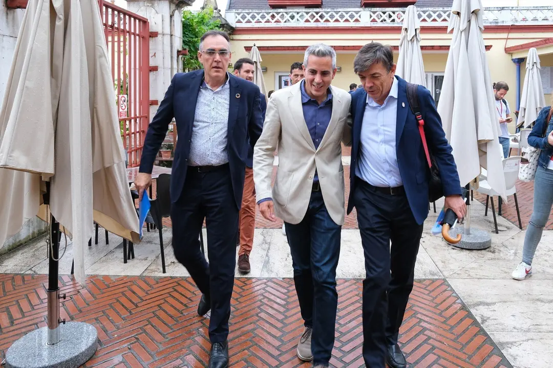 09:30 horas. UIMP. El vicepresidente y consejero de Universidades, Igualdad, Cultura y Deporte en funciones, Pablo Zuloaga, y el consejero de Sanidad en funciones, Ra&uacute;l Pesquera, inauguran el encuentro &lsquo;Protonterapia como tratamiento asistencial, docente y de investigaci&oacute;n en el sistema sanitario p&uacute;blico de Cantabria&rsquo;. 20 de junio de 2023 &copy; Ra&uacute;l Lucio