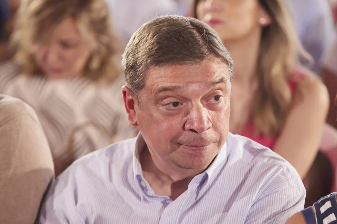 El ministro de Agricultura, Luis Planas, durante el acto p&uacute;blico en la caseta municipal de Dos Hermanas, a 18 de junio de 2023 en Sevilla (Andaluc&iacute;a, Espa&ntilde;a). El presidente del gobierno de Espa&ntilde;a y secretario general del PSOE, Pedro S&aacute;nchez, acude a Dos Hermanas, para intervenir en un acto p&uacute;blico con los militantes del partido socialista.