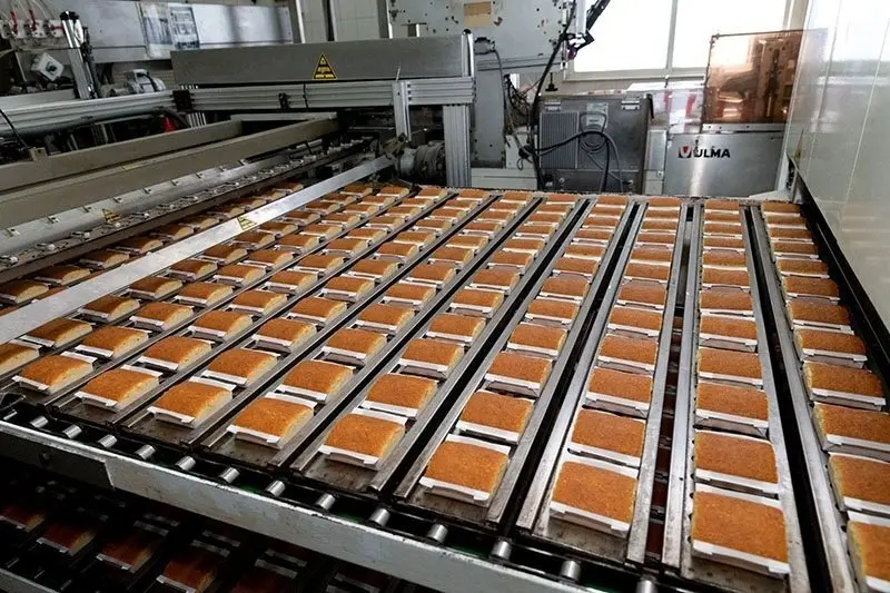 10:30 Sobaos Serafina, Pol&iacute;gono de Raos s/n, Camargo. El vicepresidente y consejero de Universidades, Igualdad, Cultura y Deporte, Pablo Zuloaga, y el consejero de Desarrollo Rural, Ganader&iacute;a, Pesca, Alimentaci&oacute;n y Medio Ambiente, Guillermo Blanco, visitan las instalaciones de esta empresa junto a la ministra de Industria, Comercio y Turismo en funciones, Reyes Maroto. 4 de septiembre de 2019 &copy; Ra&uacute;l Lucio