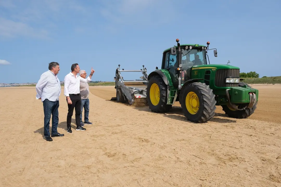 11:00 horas. Embarcadero de Somo. Ribamont&aacute;n al Mar. El consejero de Desarrollo Rural, Ganader&iacute;a, Pesca, Alimentaci&oacute;n y Medio Ambiente en funciones, Guillermo Blanco, presenta la resoluci&oacute;n de las ayudas para la limpieza en playas rurales. 27 de junio de 2023 &copy; Ra&uacute;l Lucio