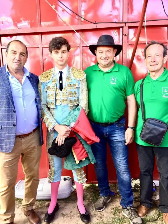 Foto Miembros de la Junta Vecinal de Requejo junto al novillero Daniel Medina