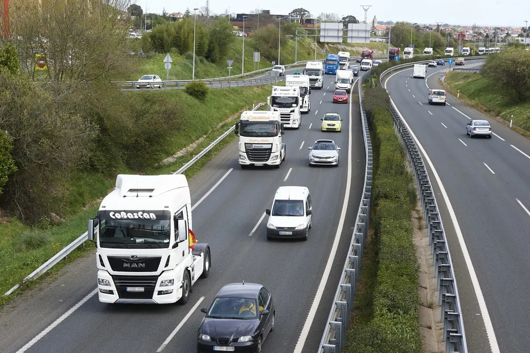 Manifestacion de transportistas, entre Santander y Torrelavega.
21/3/22 Saantander-Torrelavega

FOTOGRAFIA: JUAN MANUEL SERRANO ARCE
