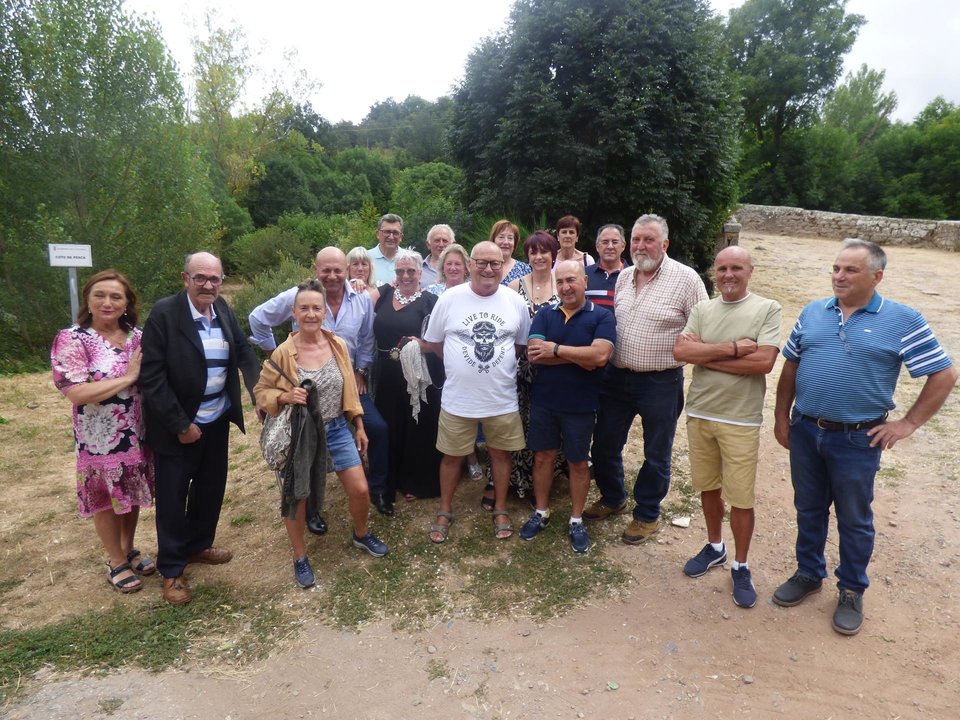 Reunion de la Quinta del 58 de Campoo de Suso en el puente de Riaño