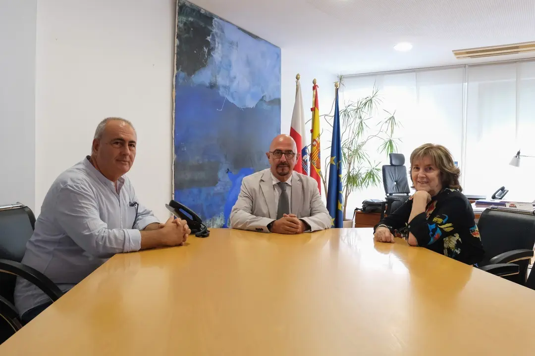 11:00 horas. Consejer&iacute;a de Salud, (despacho consejero). Calle Federico Vial, 13 Santander. El consejero de Salud, C&eacute;sar Pascual, recibe a la presidenta de ADANER Cantabria, Carmen Grandas. 22 de agosto de 2023 &copy; Ra&uacute;l Lucio