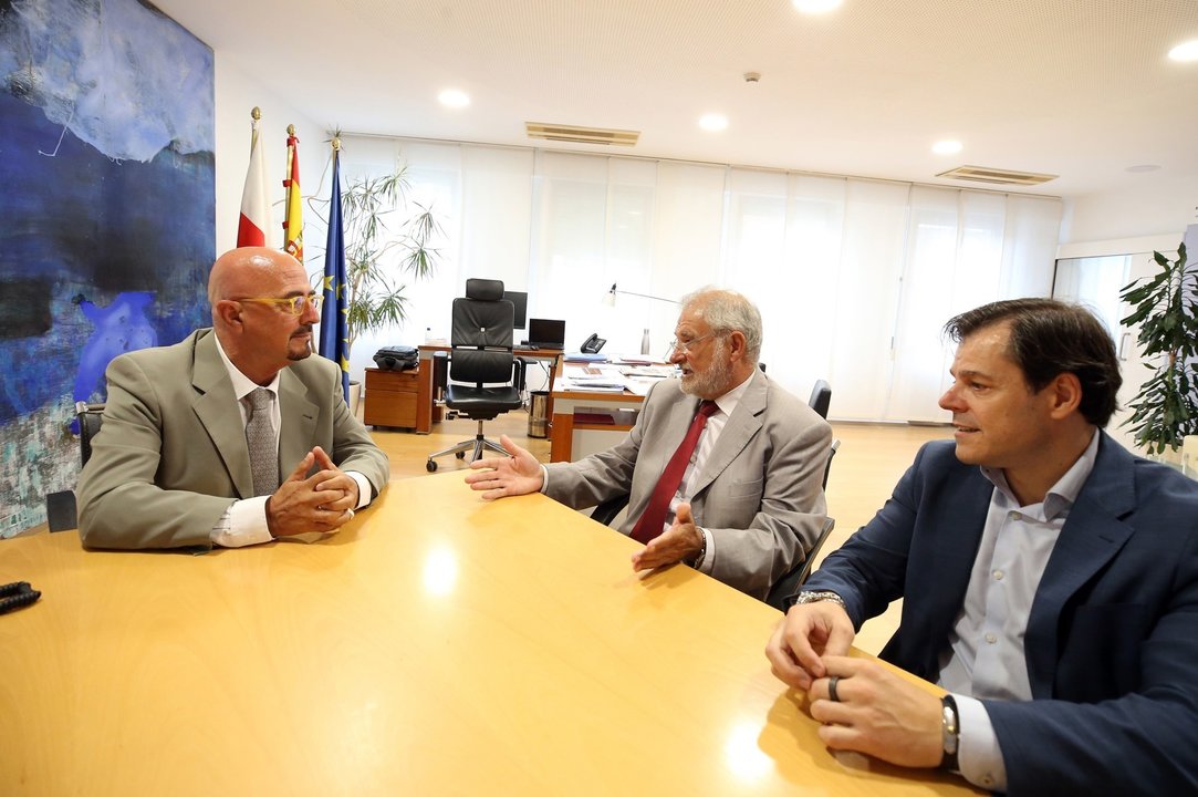 El consejero de Salud, César Pascual, recibe al presidente y al director de Mutua Montañesa, Luis Miguel García y Alberto Martínez, respectivamente.
25 ago 23