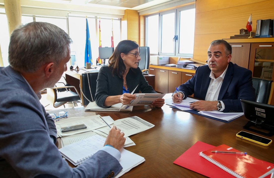 El consejero de Fomento, Ordenación del Territorio y Medio Ambiente, Roberto Media, se reúne con la alcaldesa de Santander, Gema Igual.  
29 AGO 23