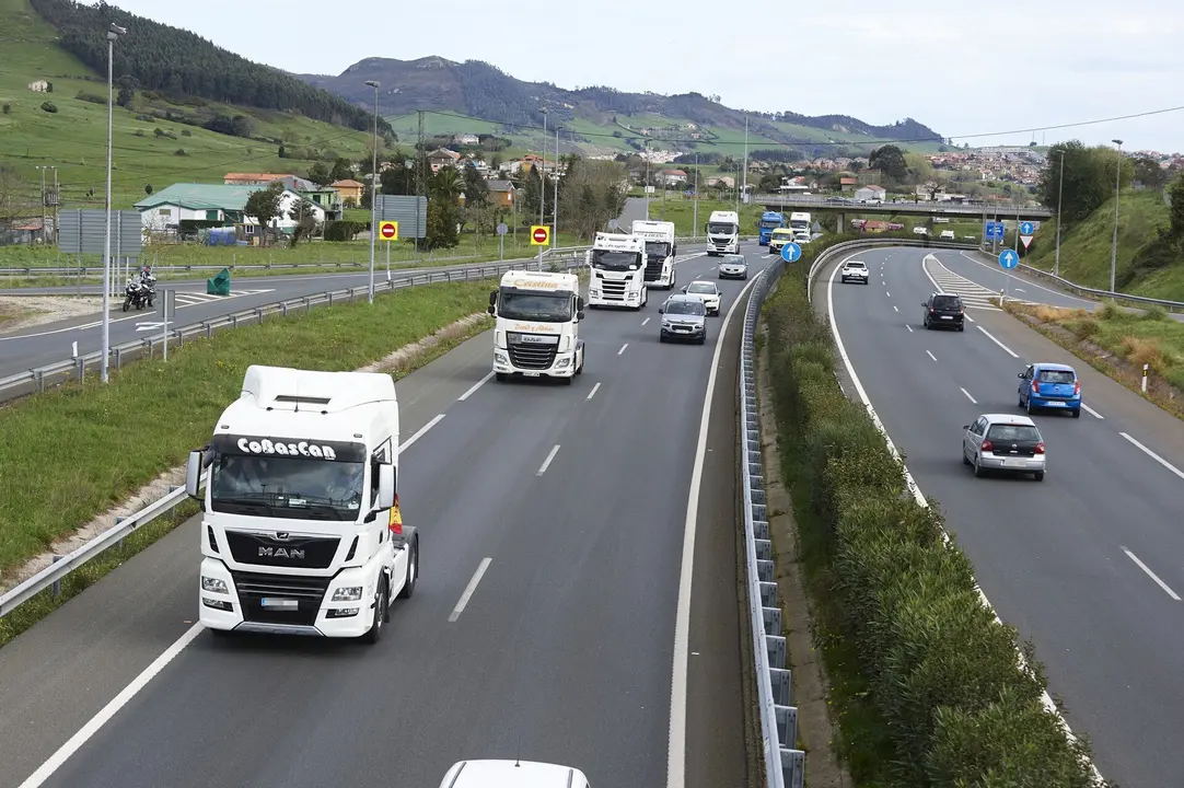 Manifestacion de transportistas, entre Santander y Torrelavega.
21/3/22 Saantander-Torrelavega

FOTOGRAFIA: JUAN MANUEL SERRANO ARCE
