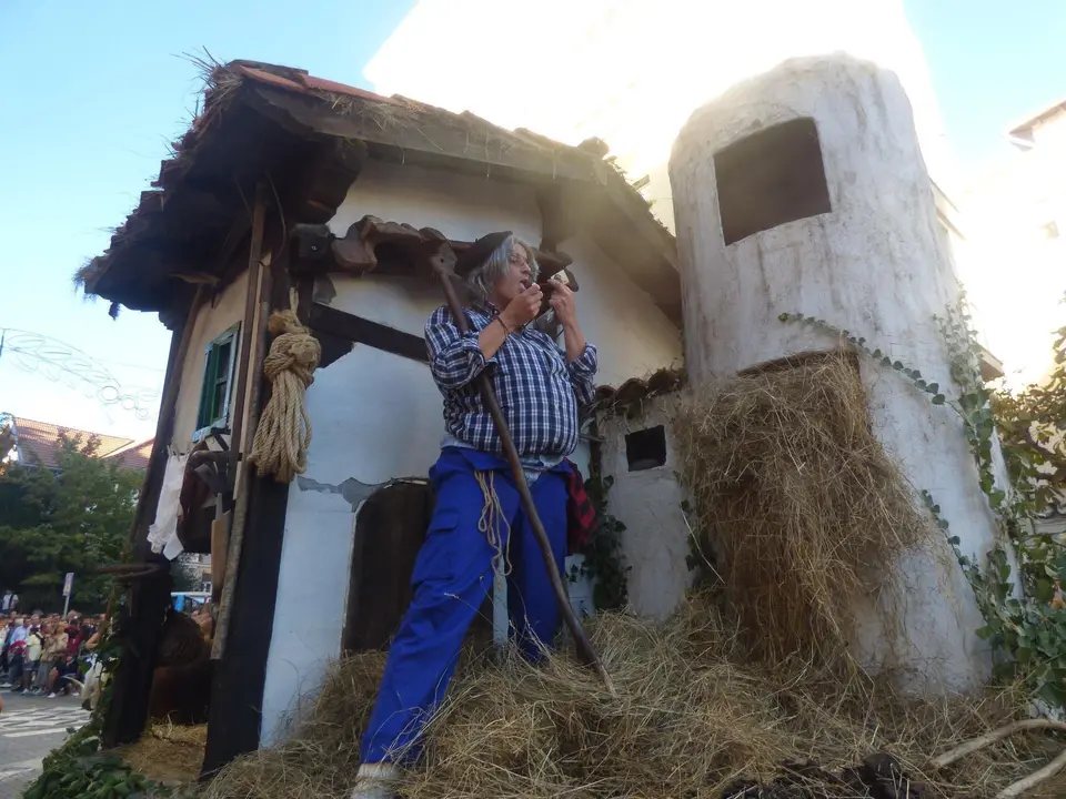8&ordf; Carreta Mayores de hierba, ni&ntilde;os de merienda, de los mozos de Requejo