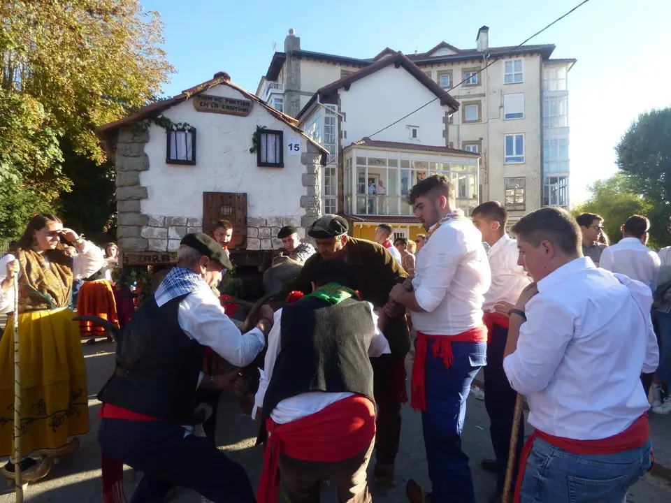 17&ordf; Carreta Echando la partida en la cantina de Izara