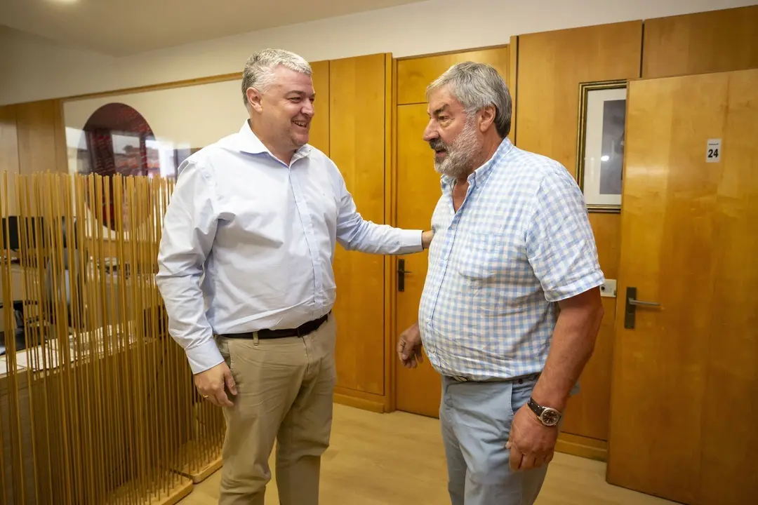 11:00.- Despacho del consejero
El consejero de Econom&iacute;a, Luis &Aacute;ngel Ag&uuml;eros, se re&uacute;ne con el alcalde de Valderredible, Fernando Fern&aacute;ndez. 
3 octubre 2023 &copy; Miguel De la Parra