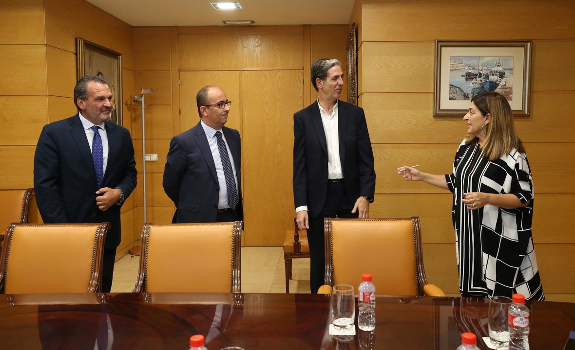 La presidenta de Cantabria, María José Sáenz de Buruaga, se reúne con el presidente de la Cámara de Comercio de Torrelavega, Carlos Augusto Carrasco. 
3 oct 23