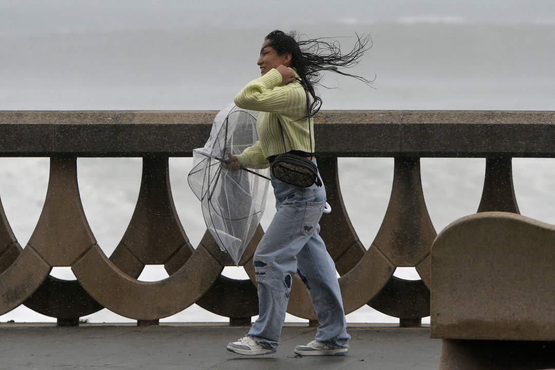 A Coruña. 
Temporal de viento y lluvia
Una persona camina por el paseo Marítiumo
20/10/2023
Foto: M. Dylan / Europa Press 






