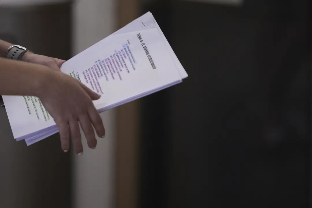 Detalle de las manos de una estudiante con los apuntes durante el primer d&iacute;a de la convocatoria extraordinaria de la Prueba de Evaluaci&oacute;n de Bachillerato para el Acceso y la Admisi&oacute;n en la Universidad en la Facultad de F&iacute;sica, a 12 de julio de 2022 en Sevilla (Andaluc&iacute;a, Espa&ntilde;a)