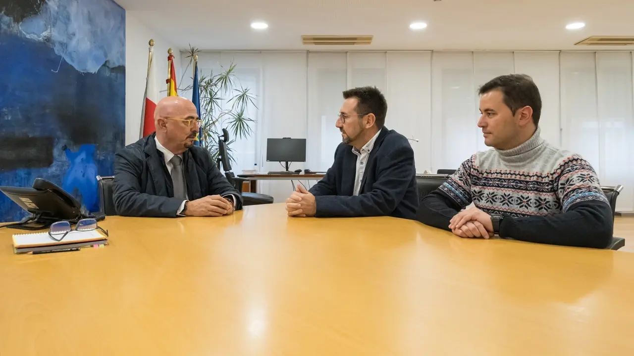 11.00.- Despacho del consejero. El consejero de Salud, C&eacute;sar Pascual, se re&uacute;ne con el alcalde de Colindres, Javier Incera. 28 de noviembre de 2023 &copy; Ra&uacute;l Lucio