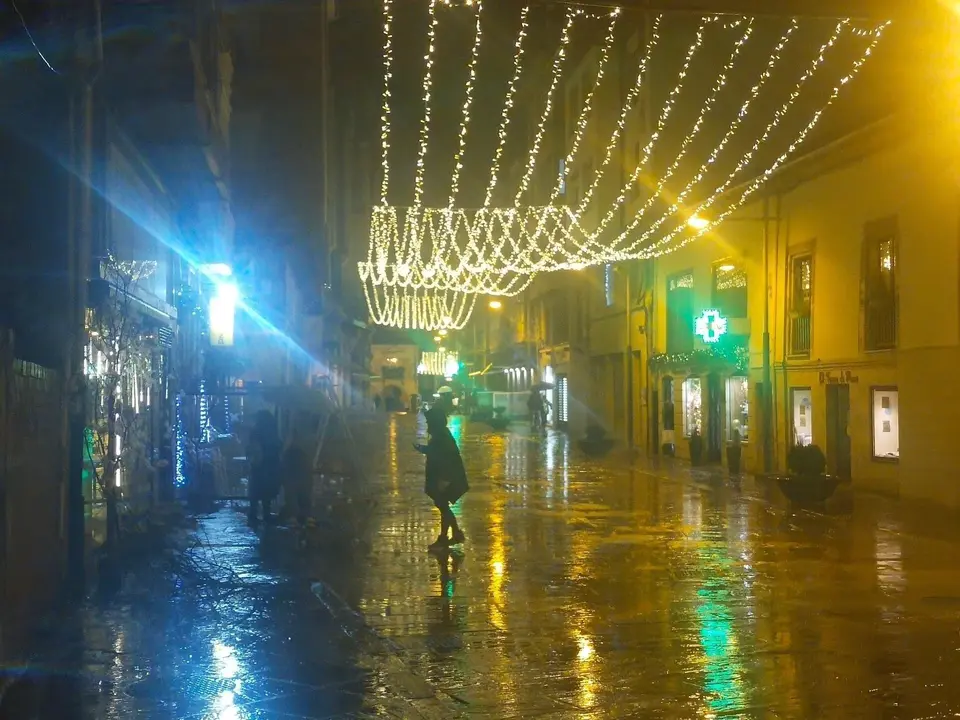 La tarde del encendido fue muy desapacible en lo climatológico
