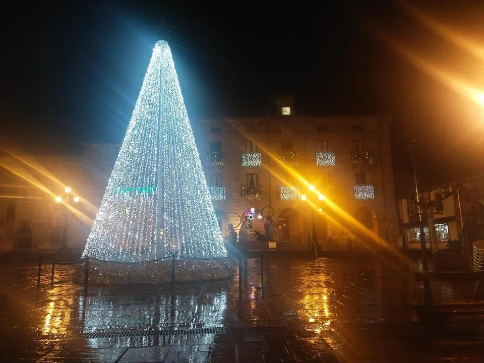 El árbol vuelve a ser prendido frente al Ayuntamiento de Reinosa