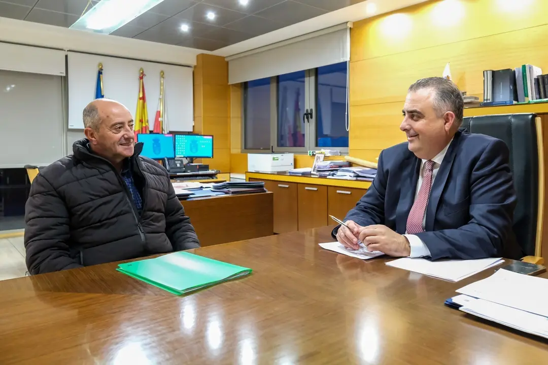 18.00.- Despacho del consejero. El consejero de Fomento, Ordenaci&oacute;n del Territorio y Medio Ambiente, Roberto Media, se re&uacute;ne con el teniente alcalde de Luena, Miguel Lucio. 28 de noviembre de 2023 &copy; Ra&uacute;l Lucio