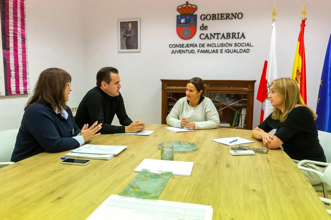 09.30.- Despacho del consejero
La consejera de Inclusi&oacute;n Social, Juventud, Familias e Igualdad, Bego&ntilde;a G&oacute;mez se re&uacute;ne con AMAT. 30 noviembre 2023 &copy; Miguel De la Parra