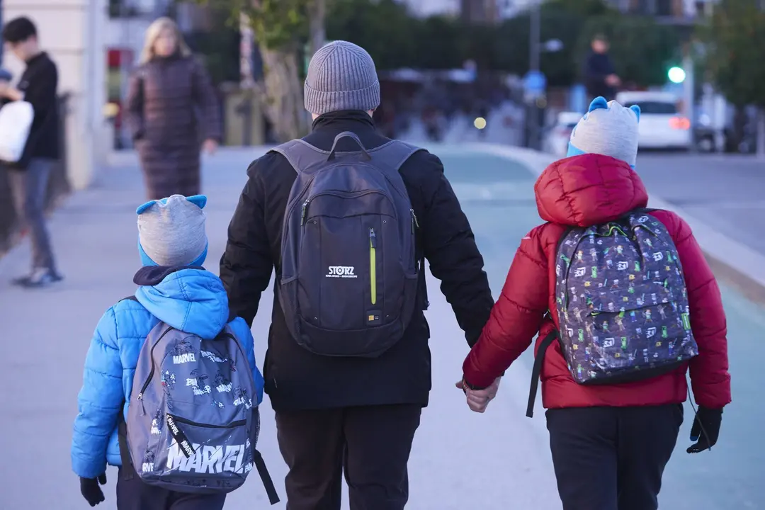 Un padre con sus dos hijos caminan abrigados con la llegada de la borrasca Gerard, a 16 de enero de 2023 en Sevilla (Andaluc&iacute;a, Espa&ntilde;a). La borrasca, denominada Gerard, est&aacute; entrado en la pen&iacute;nsula ib&eacute;rica por la costa atl&aacute;ntica. Una borrasca que afectar&aacute; a un descenso de temperaturas bastante notorias.