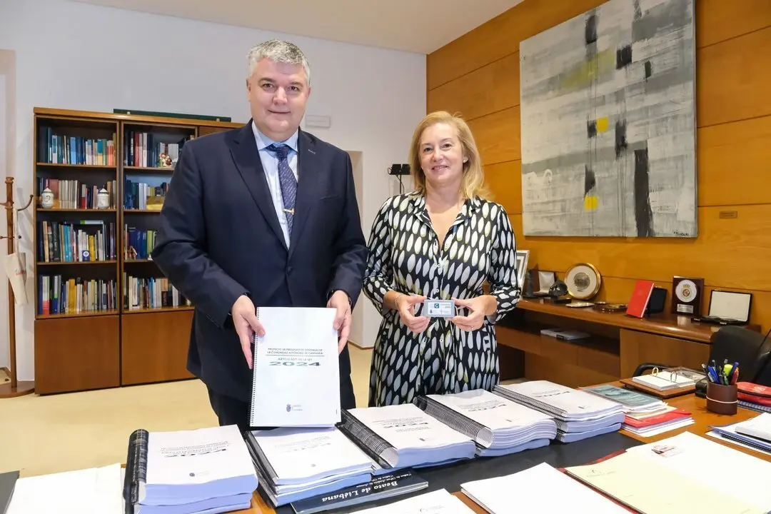 09:00 horas. Parlamento de Cantabria. El consejero de Econom&iacute;a, Hacienda y Fondos Europeos, Luis &Aacute;ngel Ag&uuml;eros, registra el proyecto de Ley de Presupuestos Generales de Cantabria para 2024  31 de octubre de 2023 &copy; Ra&uacute;l Lucio