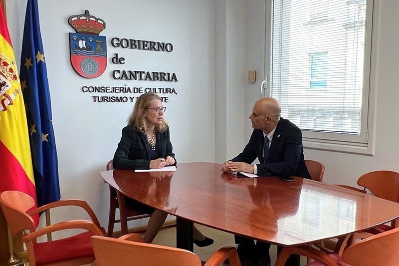 12.00.- Despacho de la consejera
La consejera de Cultura, Turismo y Deporte, Eva Guillermina Fernández, recibe al alcalde de Los Corrales de Buelna.