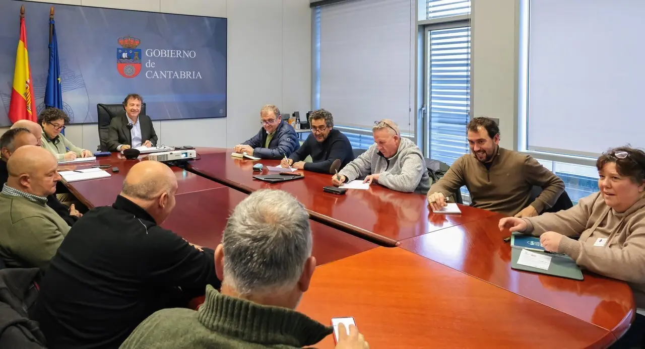 9.30.- Sala de reuniones Consejer&iacute;a. El consejero de Desarrollo Rural, Ganader&iacute;a, Pesca y Alimentaci&oacute;n, Pablo Palencia, se re&uacute;ne Federaci&oacute;n de Asociaciones de Ganado Vacuno de Razas C&aacute;rnicas. 20 de diciembre de 2023 &copy; Ra&uacute;l Lucio