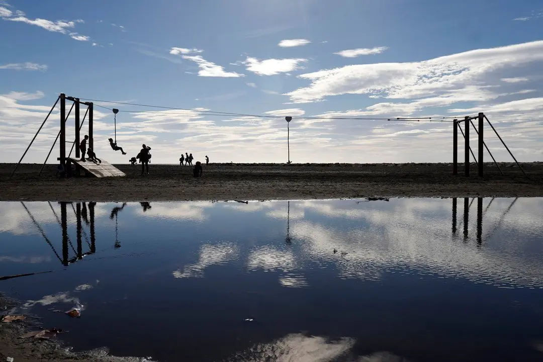 Malague&ntilde;os, turistas y visitantes llenan las calles de M&aacute;laga eun un domingo de Navidad con los comercios abiertos y temperaturas de 20&ordm;en la imagen playa de Pedregalejo a 26 de diciembre de 2021 en M&aacute;laga, Andaluc&iacute;a.