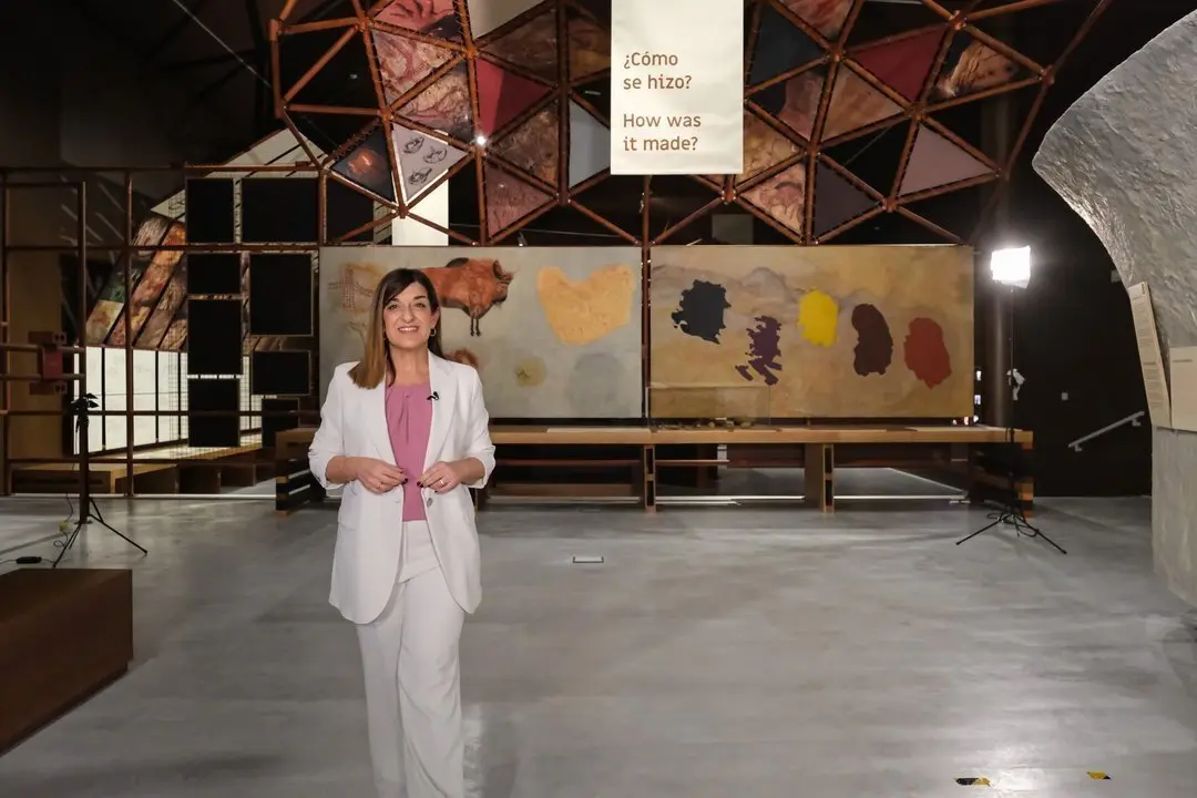 18.00.- Centro Arte Rupestre de Puente Viesgo. La presidenta del Gobierno de Cantabria, Mar&iacute;a Jos&eacute; S&aacute;enz de Buruaga, graba el mensaje de Navidad. 20 de diciembre de 2023 &copy; Ra&uacute;l Lucio