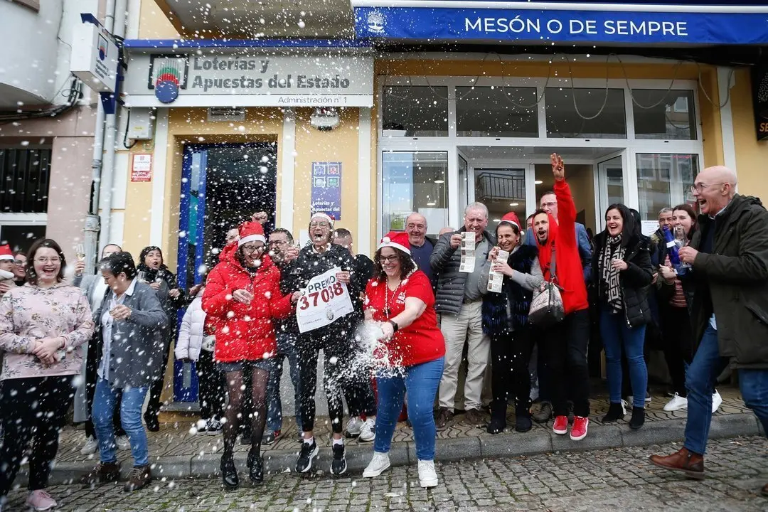 Riotorto, Lugo. 5&ordm; premio de la Loter&iacute;a de Navidad en la localidad de Riotorto, en Lugo. Riotorto cuenta con poco m&aacute;s de 1200 habitantes, y se han vendido m&aacute;s de 1800 d&eacute;cimos del 37038, agraciado con un quinto premio. La pr&aacute;ctica totalidad de los vecinos de la localidad han recibido alg&uacute;n pellizco del premio, repartido entre bares y establecimientos del pueblo, adem&aacute;s de en localidades lim&iacute;trofes como Lourenz&aacute; o Breto&ntilde;a.