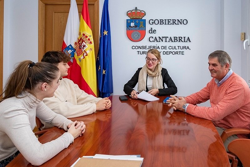 13.30.- Despacho de la consejera
La consejera de Cultura, Turismo y Deporte, Eva Guillermina Fernández, se reúne con el alcalde de Solorzano, Santiago Campos.