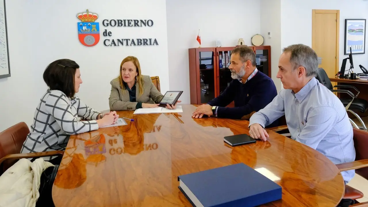 11.30.- Despacho de la consejera. La consejera de Presidencia, Justicia, Seguridad y Simplificaci&oacute;n Administrativa, Isabel Urrutia, recibe a la alcaldesa de Corvera de Toranzo, M&oacute;nica Quevedo. 15 de diciembre de 2023 &copy; Ra&uacute;l Lucio
