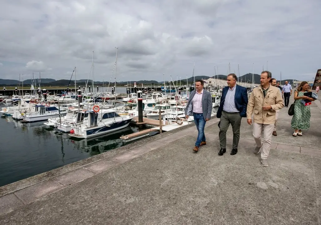 12:00 horas. Santo&ntilde;a
El consejero de Fomento, Ordenaci&oacute;n del Territorio y Medio Ambiente, Roberto Media, visita el Puerto de Santo&ntilde;a junto al alcalde, Jes&uacute;s Gullart.