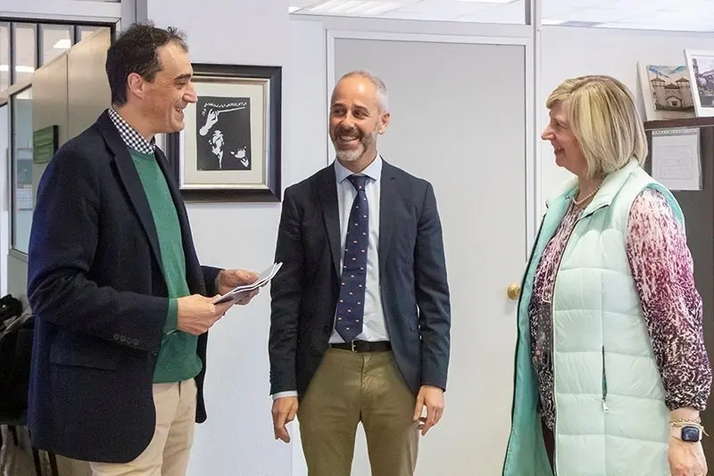 11.30.- Despacho del consejero
El consejero de Educaci&oacute;n, Formaci&oacute;n Profesional y Universidades, Sergio Silva, se re&uacute;ne con el alcalde de Alfoz de Lloredo, Enrique Bretones.