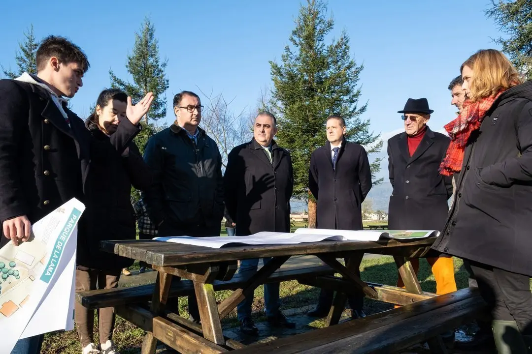 10:30 horas. Barrio Tarriba. San Felices de Buelna. El consejero de Fomento, Ordenaci&oacute;n del Territorio y Medio Ambiente, Roberto Media, inaugura un parque de este municipio. 12 de enero de 2024 &copy; Ra&uacute;l Lucio