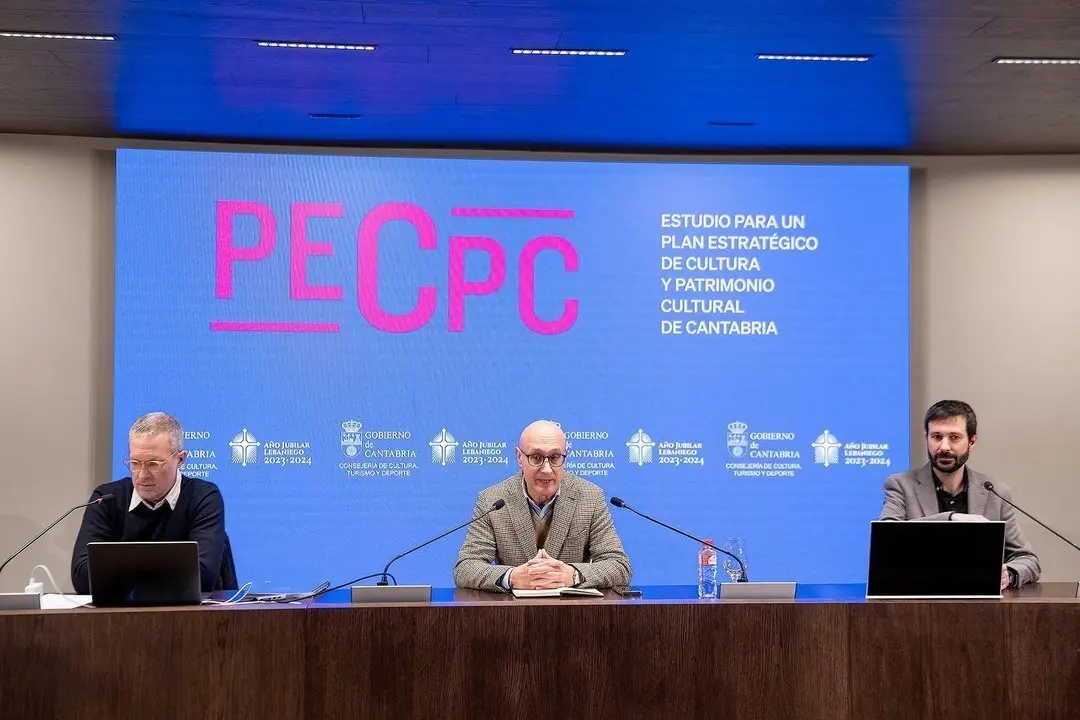 El director general de Cultura, Juan Antonio Gonz&aacute;lez Fuentes, presenta en rueda de prensa el Plan Estrat&eacute;gico de Cultura acompa&ntilde;ado de Javier Mart&iacute;n Jim&eacute;nez y S&ouml;ren Meschede, redactores del plan.
12 ENE 24