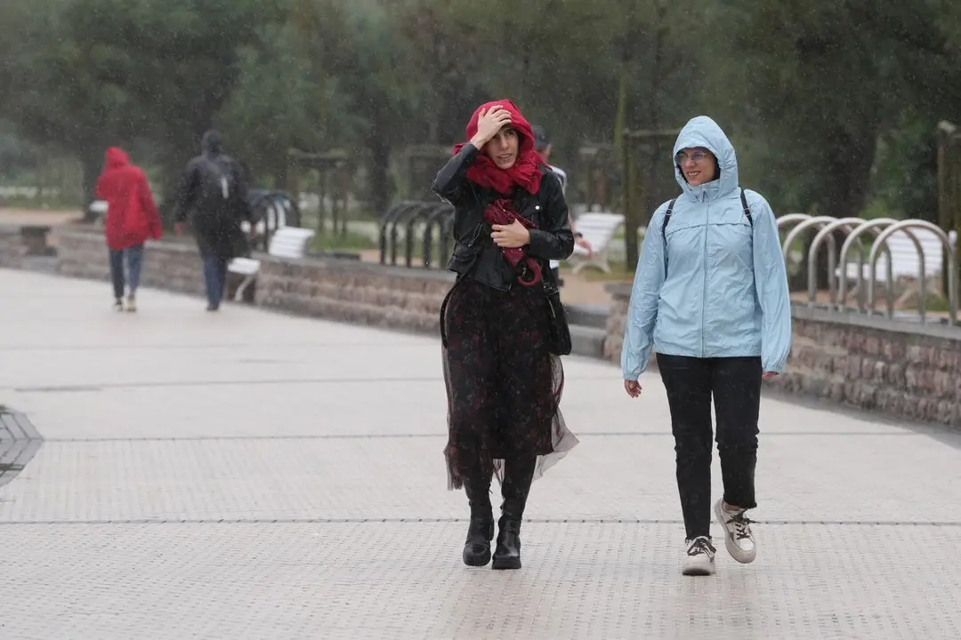 lluvia en la playa de Ondarreta en San Sebasti&aacute;n