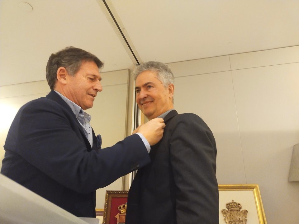 El presidente de la Peña Campurriana de Santander Ignacio De Blás impone la Pantortilla de Oro a Enrique martínez