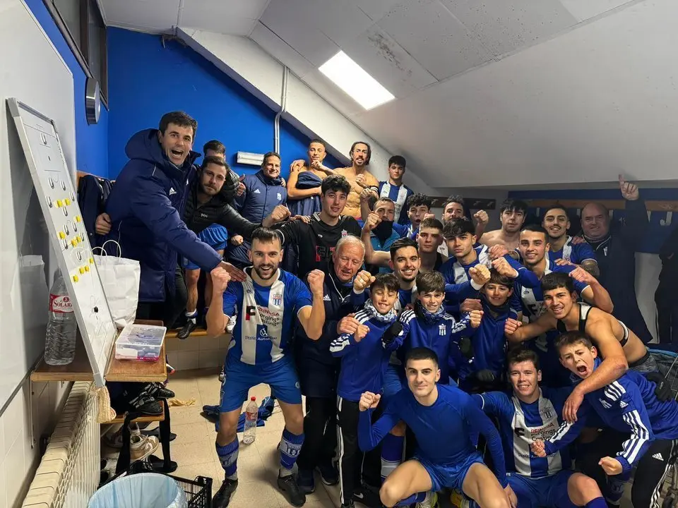 Celebración en la caseta del Naval después de la victoria