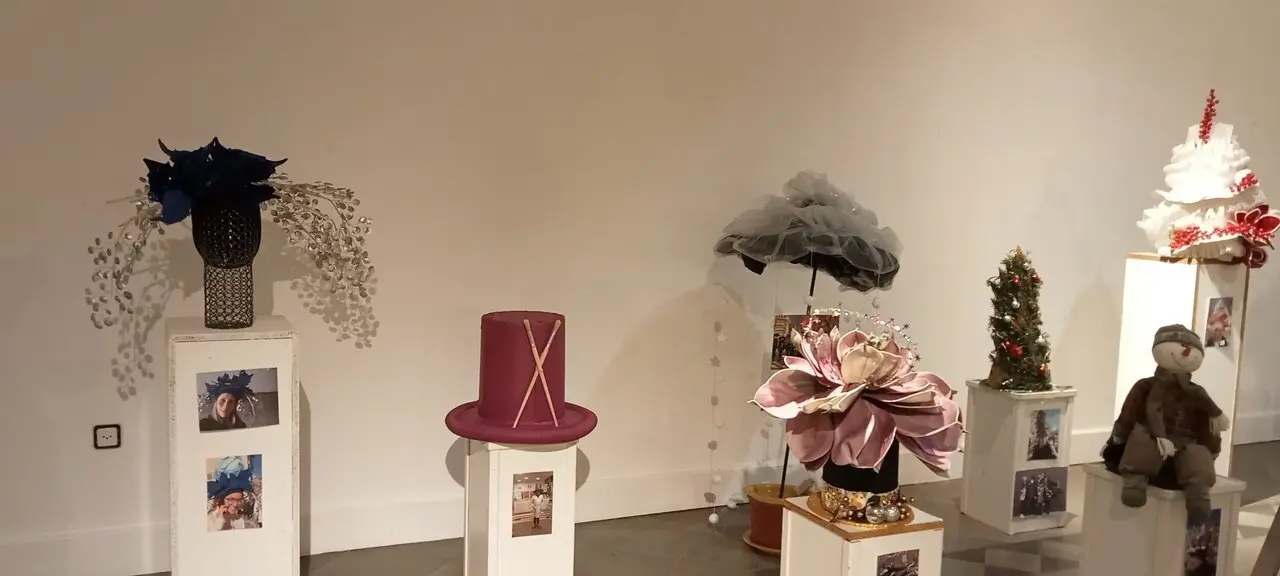 Detalle fotográfico de la exposión Chapeau, qiue puede verse en la sala de exposiciones de La Casona