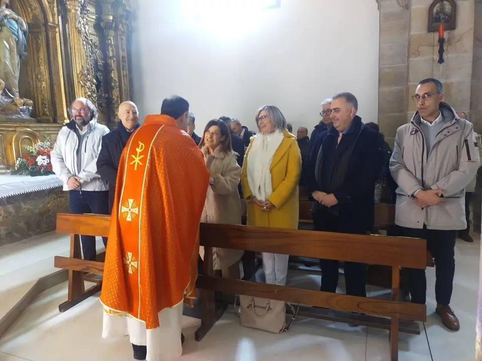 El p&aacute;rroco de Reinosa se dirige a la presidenta de Cantabria, durante&nbsp;la&nbsp;Eucarist&iacute;a