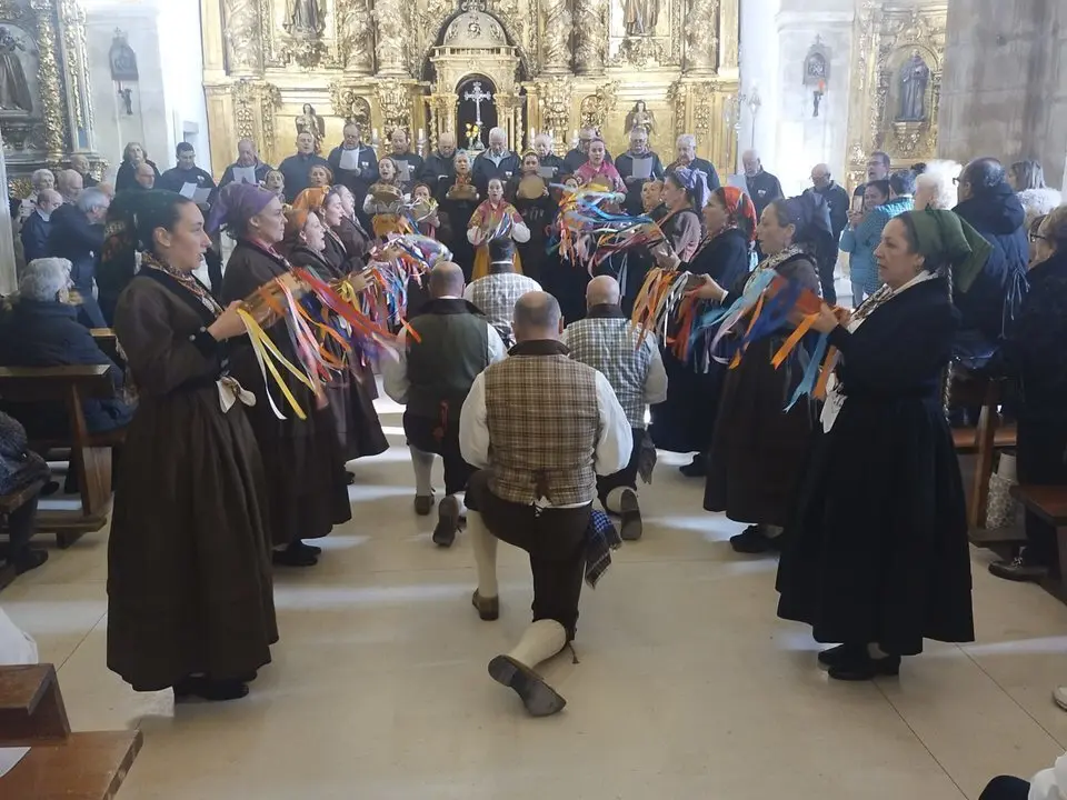 Finalizada la misa mayor no falt&oacute; el folclore en la iglesia&nbsp;parroquial