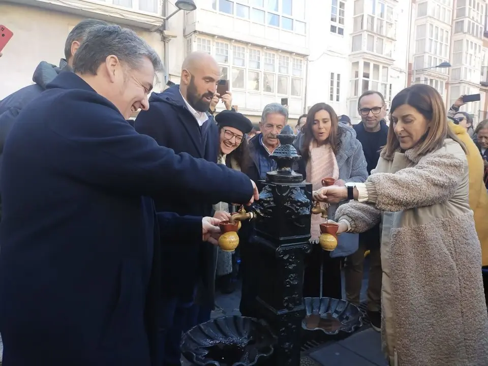 La presidenta de Cantabria y el alcalde de Reinosa, abrieron los grifos que regalaron vino&nbsp;tinto&nbsp;y&nbsp;blanco
